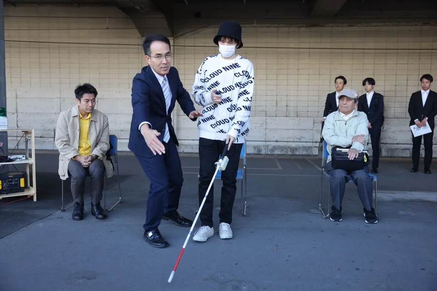 ホームの端に近づくと音でお知らせ　視覚障害者の転落防止システムの実証実験