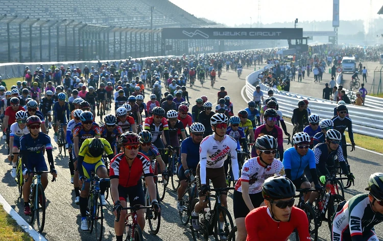 自転車レース「スズカ8時間エンデューロ」の様子